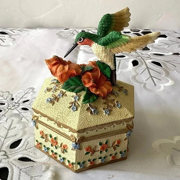 2001 Holsted House Ruby-Throated Hummingbird music trinket box Wings of Love - Picture 3 of 9
